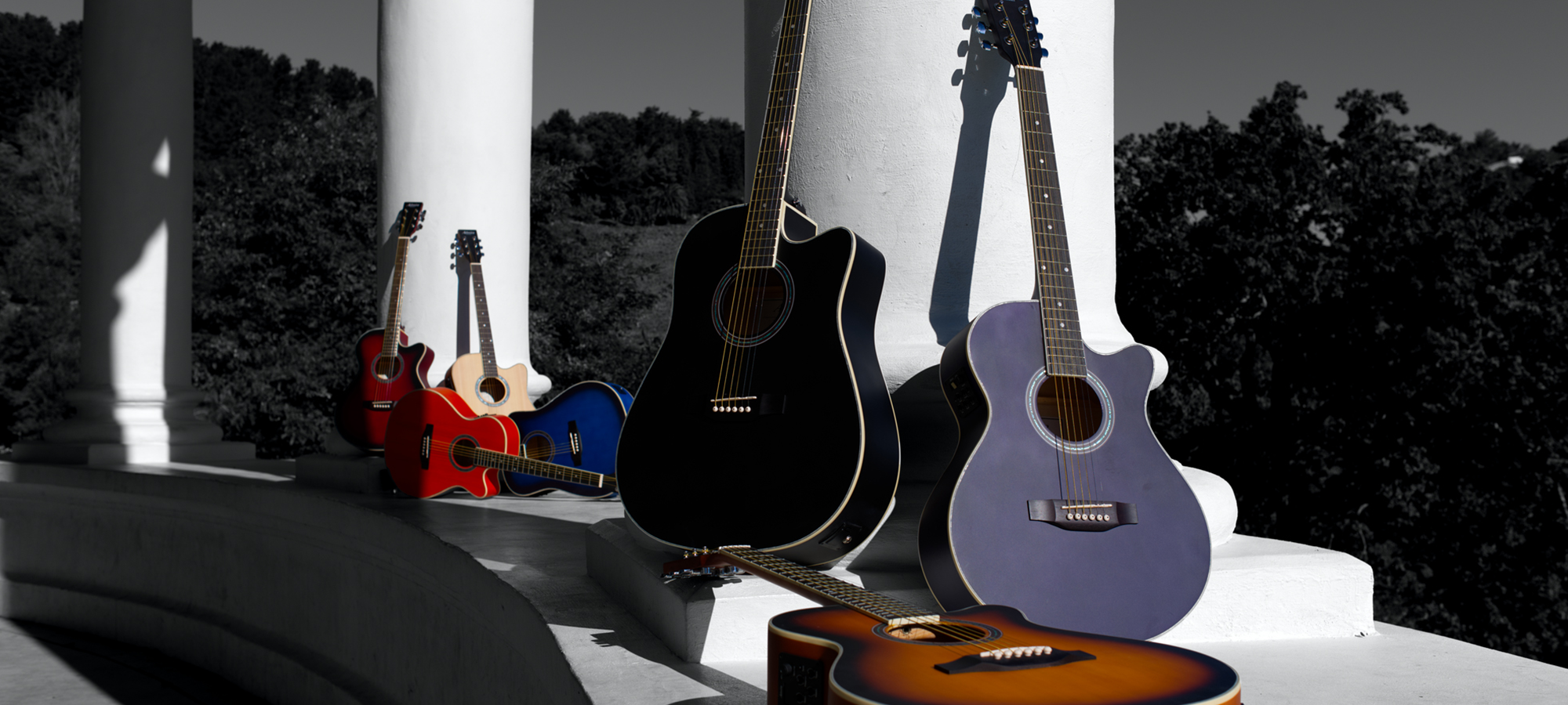Wir bieten akustische Gitarren unter der Marke admira an.